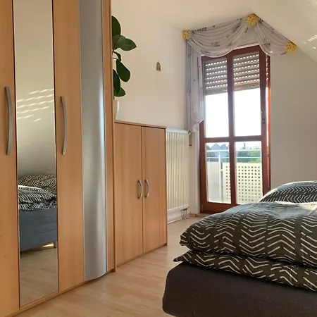 Kleines Dachzimmer Mit Balkon 民宿