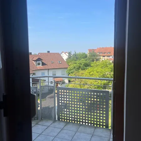 Homestay Kleines Dachzimmer Mit Balkon Feucht