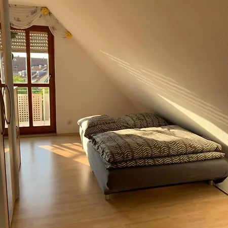 Homestay Kleines Dachzimmer Mit Balkon *