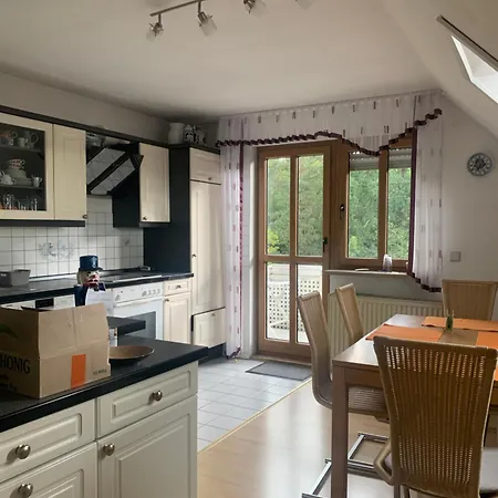 Homestay Kleines Dachzimmer Mit Balkon Feucht