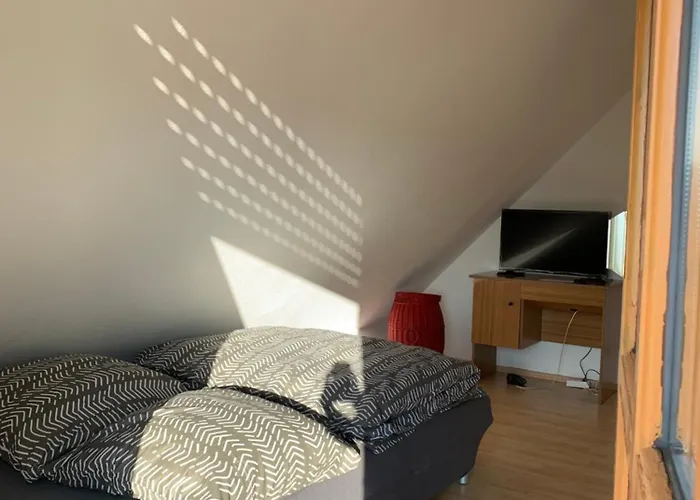 Kleines Dachzimmer Mit Balkon Feucht